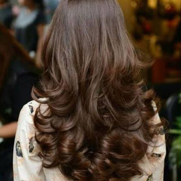 Damenhaarschnitt mit Föhnen Lang ab